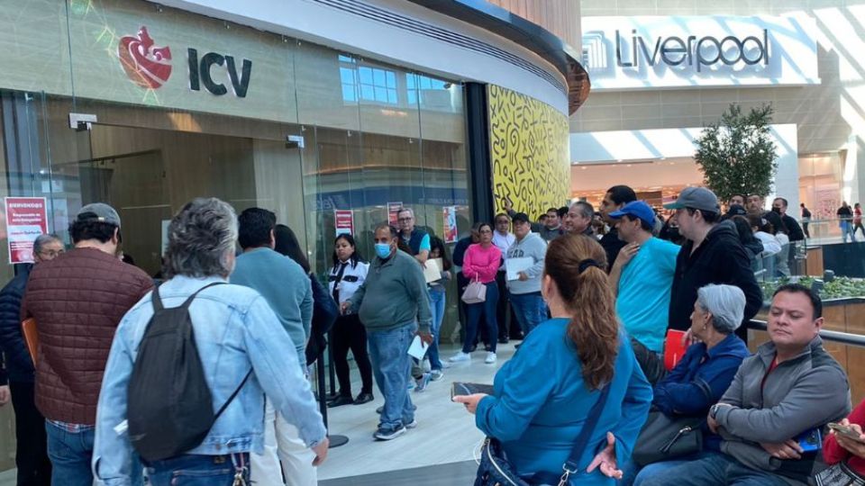 Personas hacen filas en las oficinas del ICV