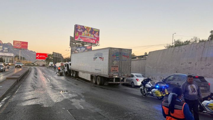 Cierran avenida Fidel Velázquez por derrame de diésel
