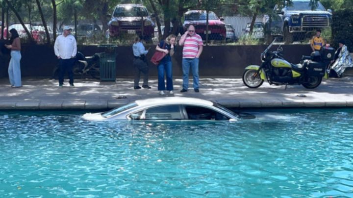 Hombre de 83 años pierde el control de su auto y cae al Paseo Santa Lucía de Monterrey