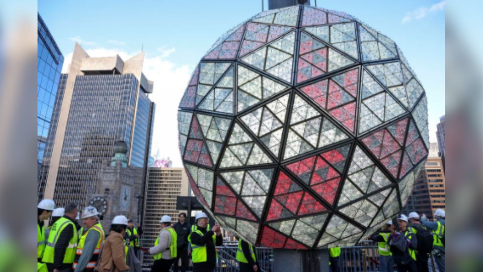 La fiesta en Times Square empezará a las 18:00 hora local con la interpretación del himno de Estados Unidos, seguida del encendido y subida de la bola -tradición que empezó en 1907-.