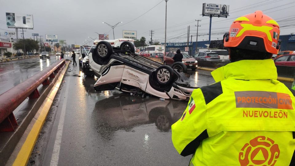 Vehículo volcado en avenida de Nuevo León | Facebook / Protección Civil de Nuevo León