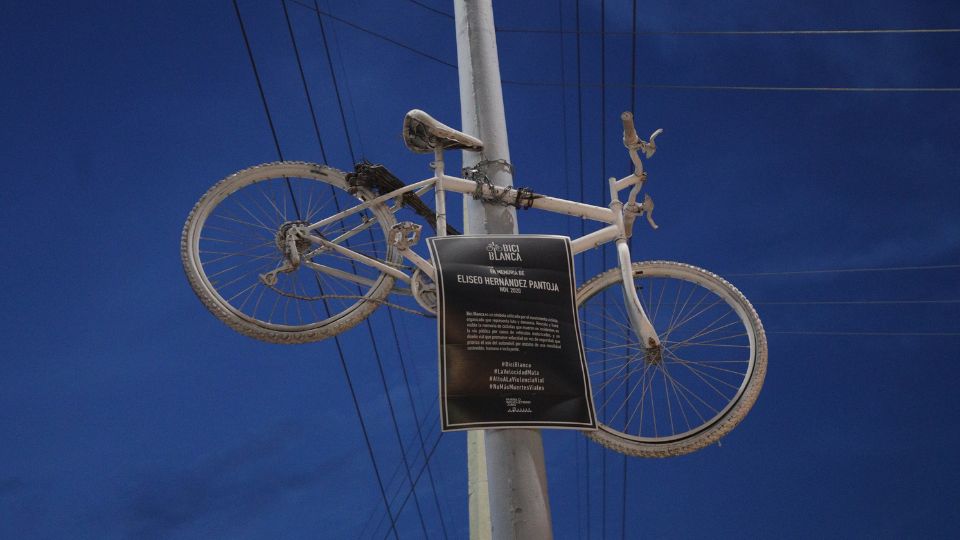 Bicicleta Blanca colgada en poste como símbolo de justicia