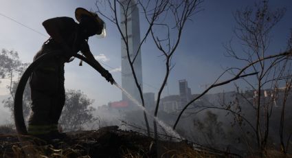 Bomberos de NL enfrentan alza en incendios en fin de año