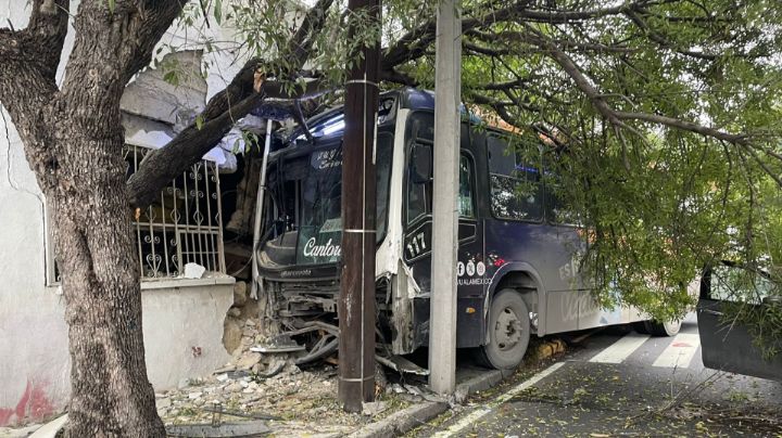 Auto se pasa el alto y provoca que camión se impacte contra casa en Monterrey