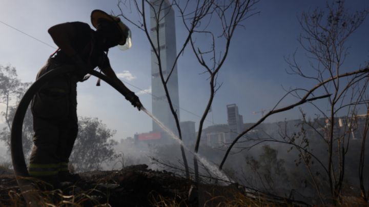 Bomberos de NL enfrentan alza en incendios en fin de año
