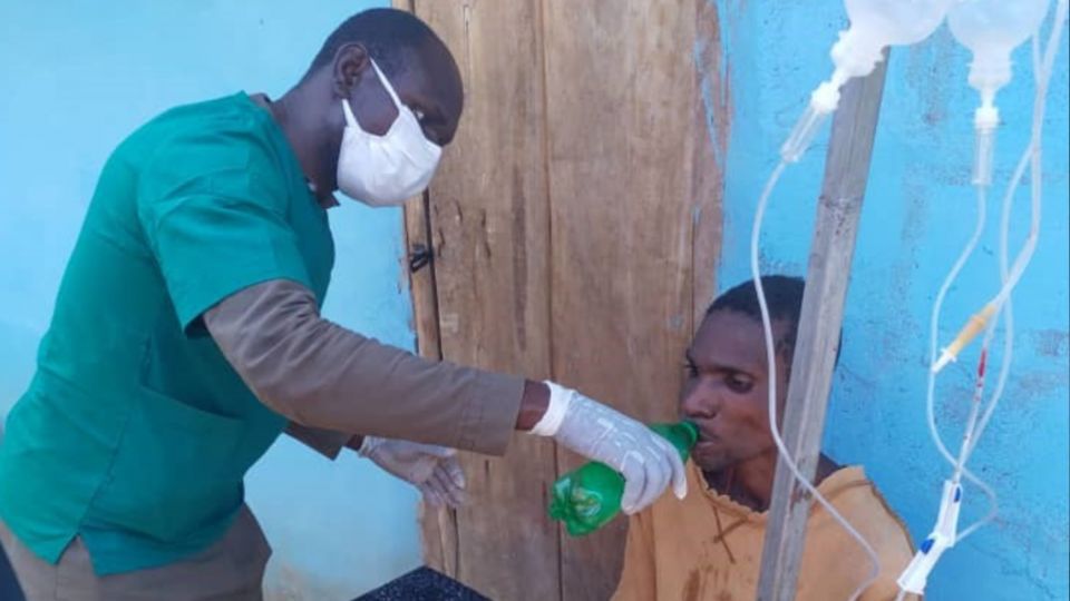 Médico atiende a persona enferma en la República Democrática del Congo | OMS