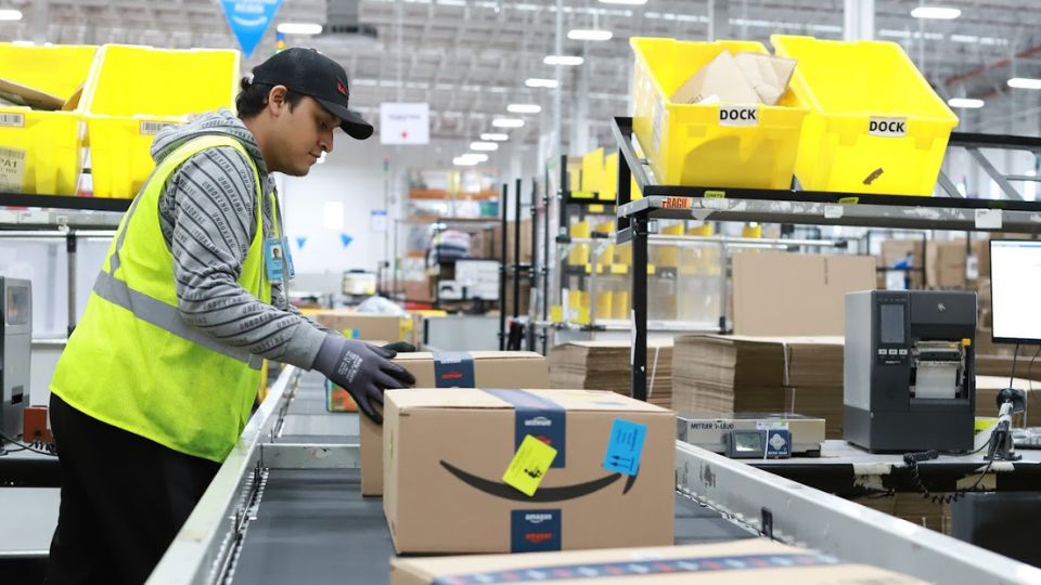 Trabajador empaqueta producto en Amazon