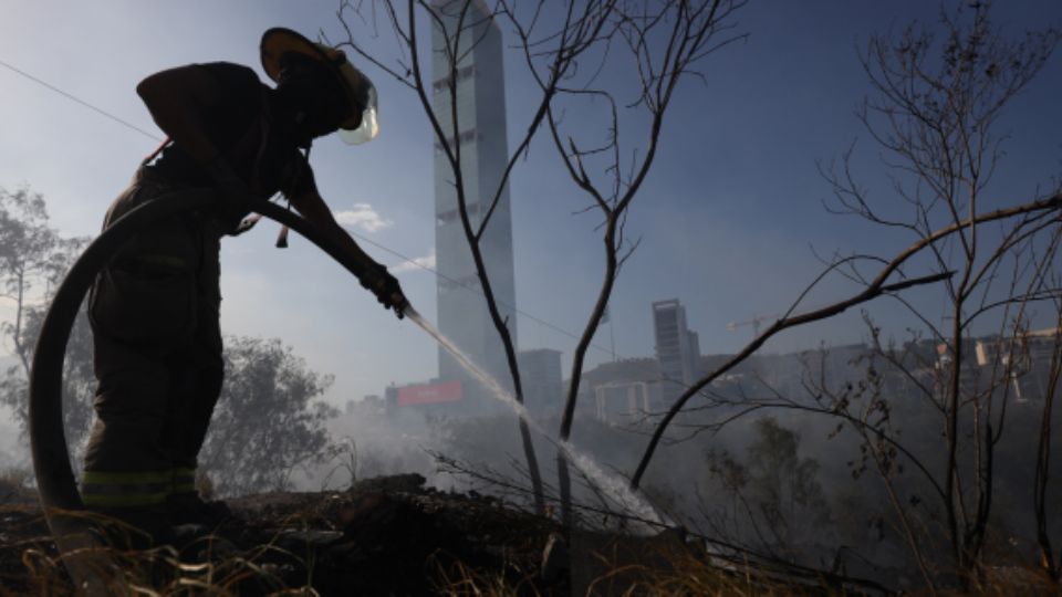 Bombero sofocando un incendio.