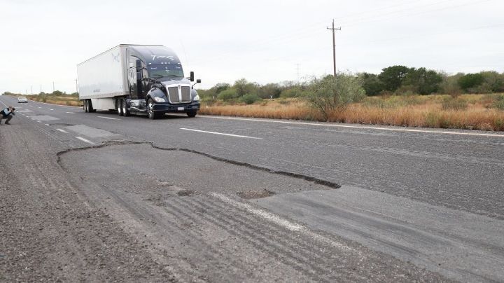 Usuarios de autopista a Reynosa en riesgo por un largo tramo de baches