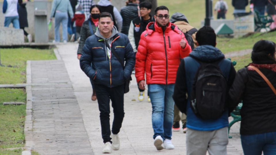 Ciudadanos en la Macroplaza en Monterrey.