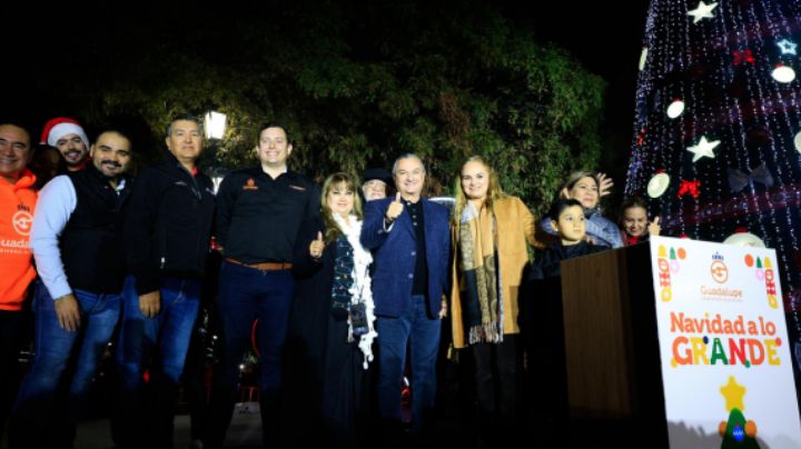 Llega la Navidad a Guadalupe con el encendido del pino