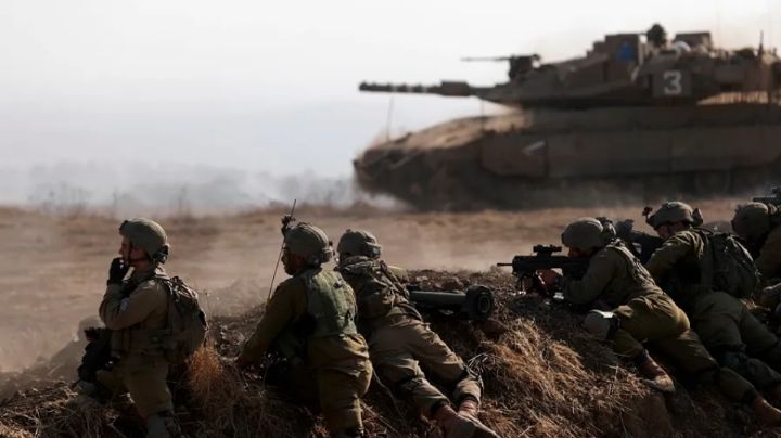 Israel bombardea buques militares y almacenes de armas en Siria
