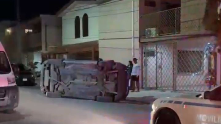 Por ir a exceso de velocidad, conductor choca a 2 autos y termina semivolcado en Monterrey