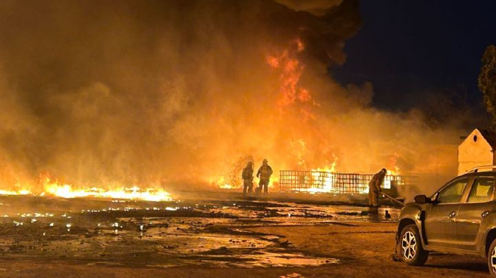 Se incendia nave industrial con aceites y combustibles en Escobedo