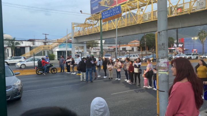 Bloquean Garza Sada y piden destitución de director de escuela
