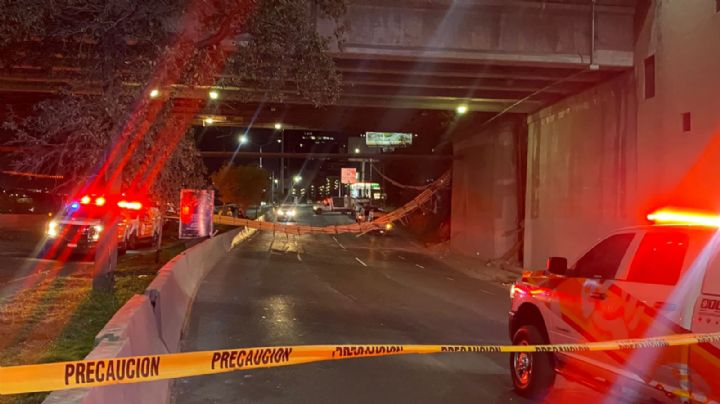 Cae tubería en bulevar Antonio L. Rodríguez en Monterrey; vialidad colapsa