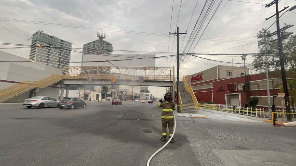 Elemento de bomberos sofocando el incendio.