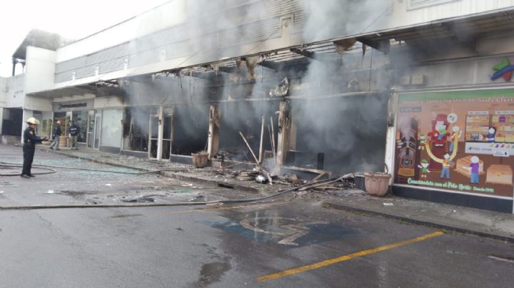 Se incendia negocio de comida ubicado en plaza comercial de San Pedro
