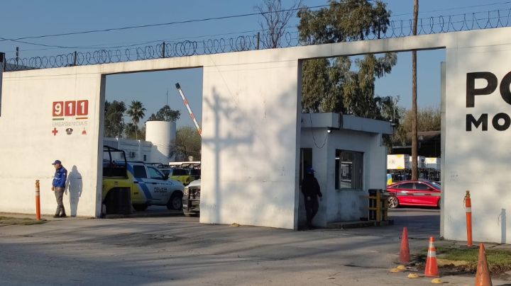 Hombre detenido pide ir al baño y se fuga de estación de policía en Monterrey