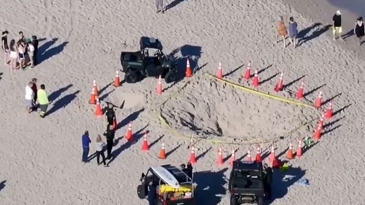Muere niña en playa de Florida; quedó enterrada en hoyo de arena donde jugaba