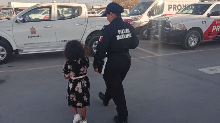 Rescatan a niña huérfana vendiendo chicles en Escobedo