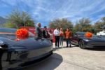 Entregan los 2 autos Tesla a ganadores de rifa en Santa Catarina