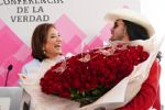 Xóchitl Gálvez recibe flores de ‘El Patrón’ en conferencia de prensa