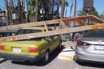 Viento tumba estructura del Paseo Santa Lucía sobre 2 autos en Monterrey