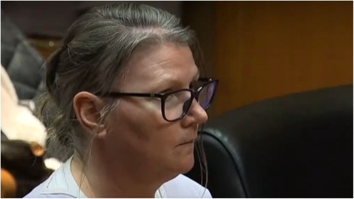 Jennifer Crumbley es la primer mamá en ser juzgada por tiroteo cometido por su hijo