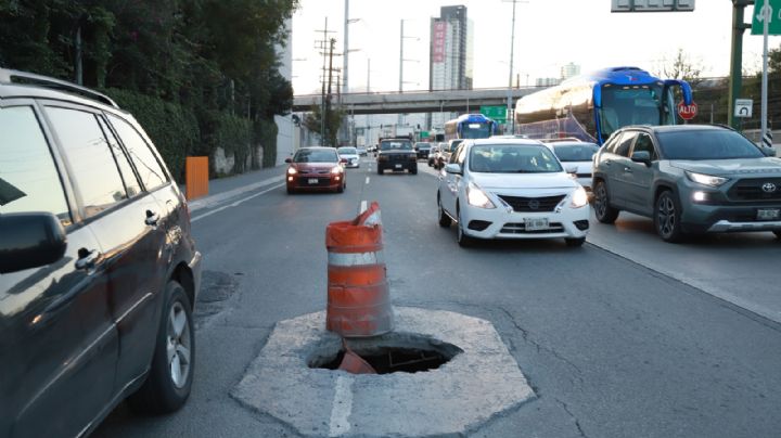 Registro sin tapa causa tráfico y pone en riesgo a conductores en Monterrey