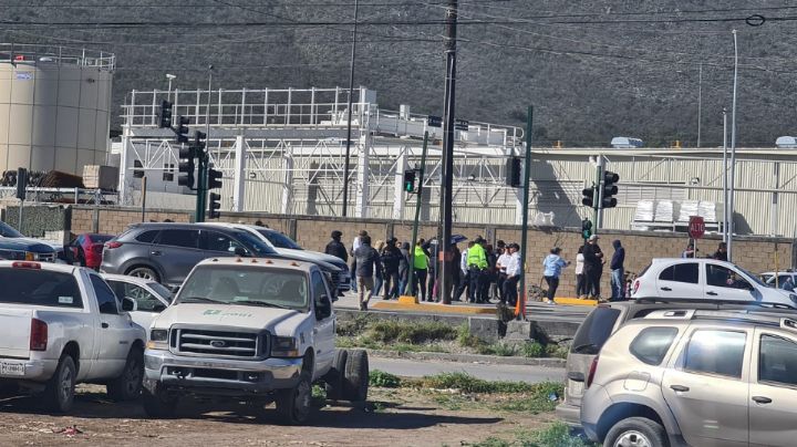 Bloquean avenida Raúl Salinas, en Escobedo, por falta de energía eléctrica