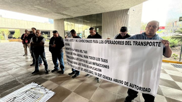 Taxistas de Nuevo León protestan a favor del aumento de tarifas