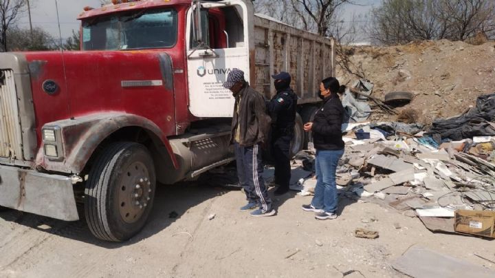 Multan a hombre con más de 100 mil pesos por arrojar escombros en Escobedo