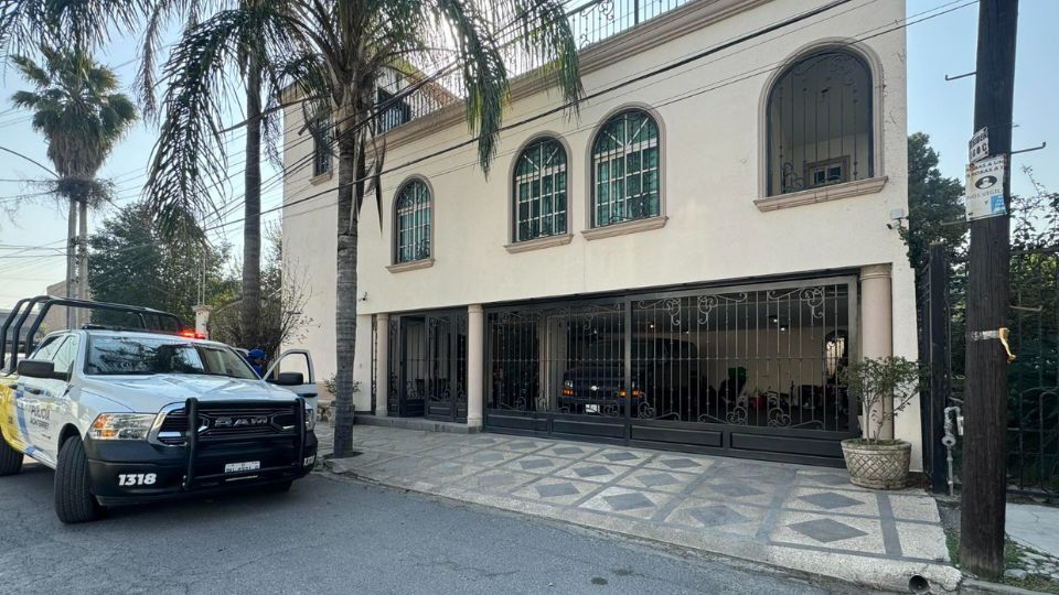 Policías de Monterrey investigan robo de auto en casa de la colonia Chepevera