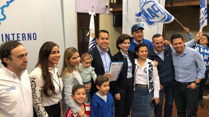 Daniel Carrillo recibe constancia para buscar la reelección en San Nicolás