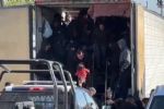 Rescatan a 200 migrantes que iban dentro de tráiler en Coahuila