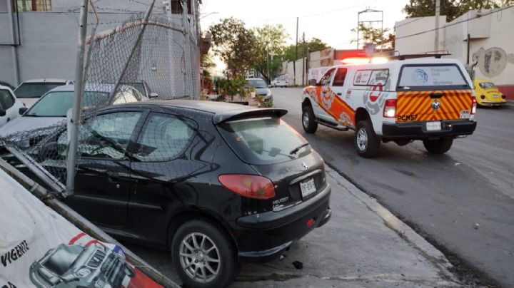 Joven estrella su vehículo contra lote de autos en Monterrey