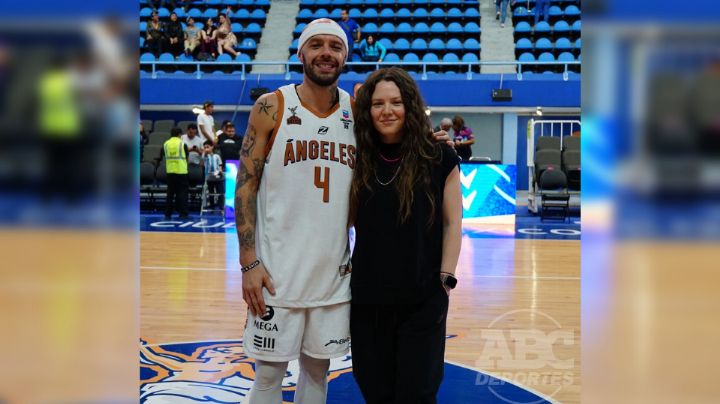 Cantante de Jesse&Joy debuta como basquetbolista profesional