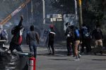 Con bombas caseras, normalistas de Ayotzinapa protestan contra la Fiscalía de Guerrero