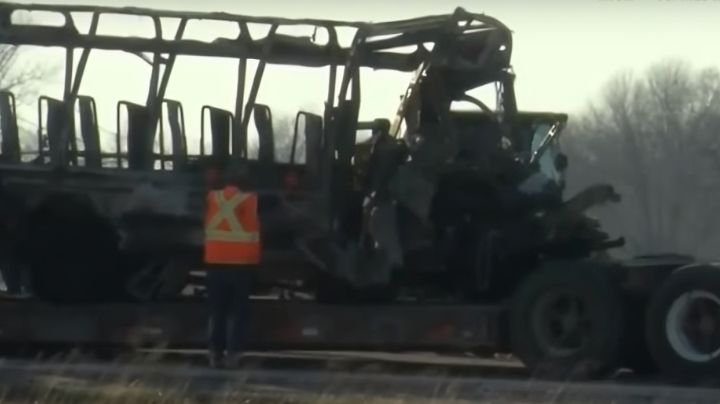 Tragedia en Illinois: Mueren 3 niños al chocar un autobús escolar y un semirremolque