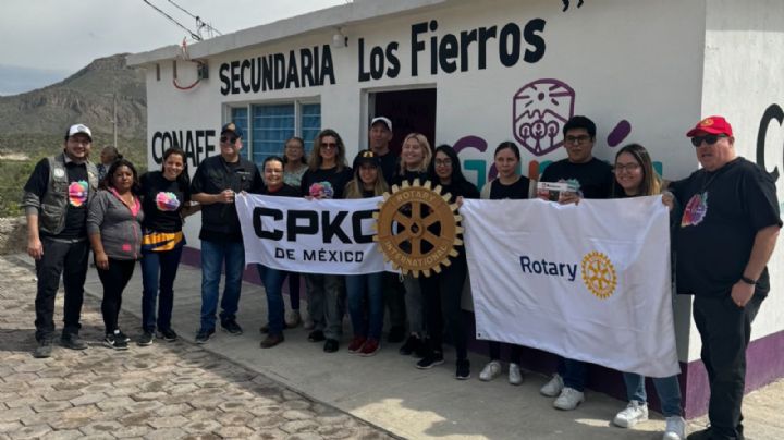 Club Rotario Monterrey pinta murales y dona computadoras en 2 escuelas de NL