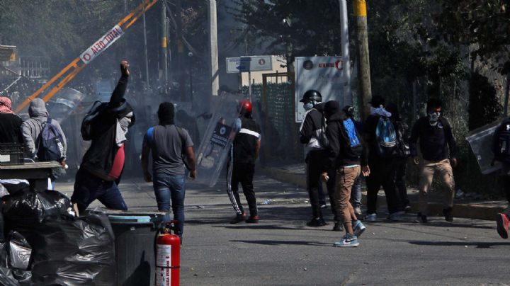 Con bombas caseras, normalistas de Ayotzinapa protestan contra la Fiscalía de Guerrero