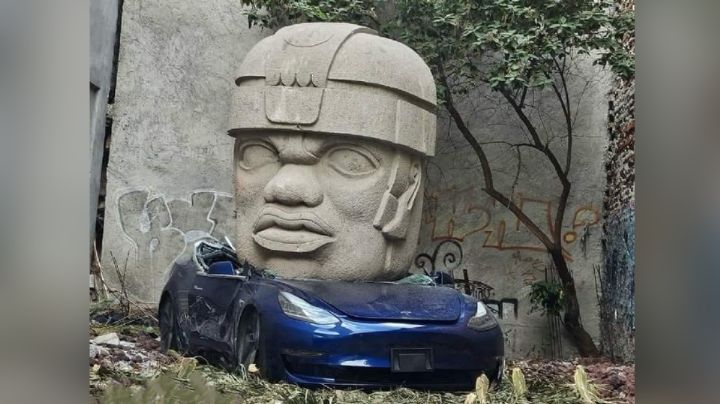 Aparece Tesla aplastado por cabeza Olmeca en Ciudad de México