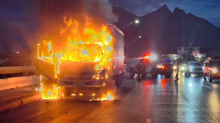 Se incendia camión de paquetería en Av. Revolución