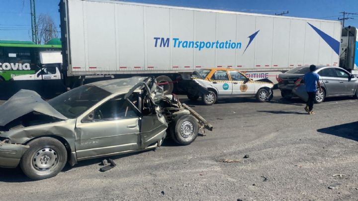 Tráiler choca a varios vehículos, se incendia, y muere mujer en Escobedo