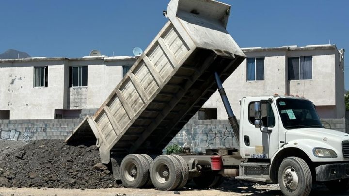 Multan a chofer con 108 mil pesos por tirar 14 toneladas de escombro en Escobedo
