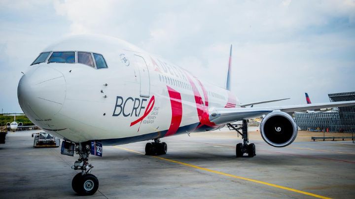 Pasajeros quedan encerrados más de 6 horas en avión en el AICM