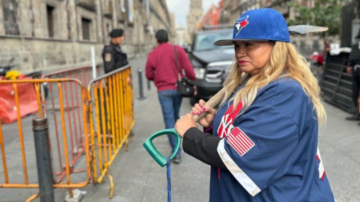A ver si así me atiende: Madre buscadora va con AMLO vestida de beisbolista
