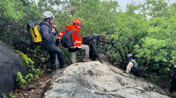 Protección Civil NL rescata a senderistas extraviados en el Cerro de la Silla