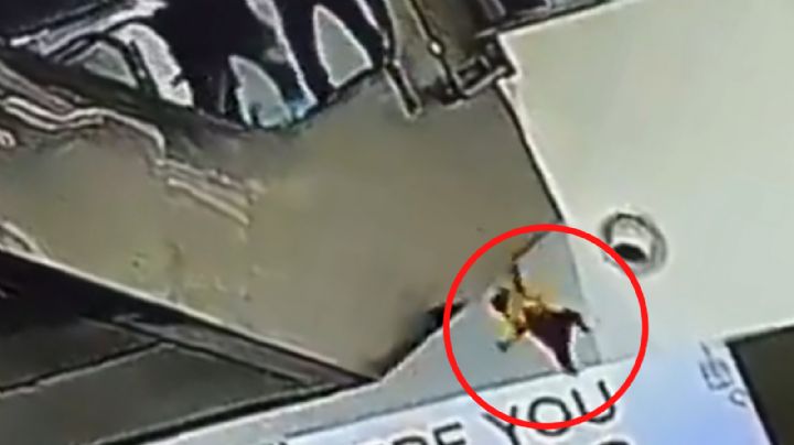 Muere bebé al caer de cuarto piso en centro comercial; resbaló de los brazos de su padre